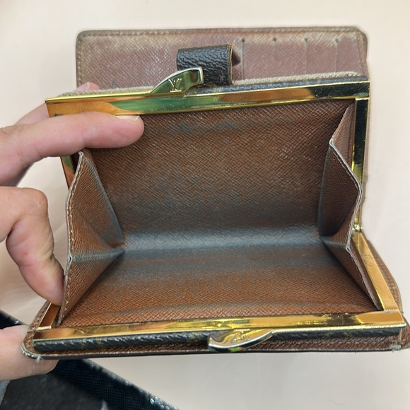 Louis Vuitton Kiss Lock Wallet - Picture 9 of 10